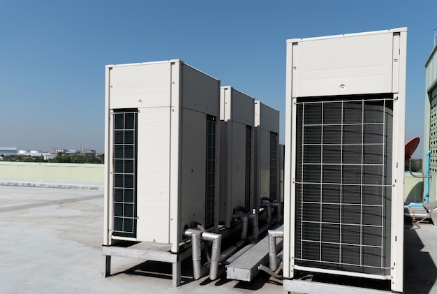 Kompressoren Klimaanlagen auf dem Dach des Bürogebäudes