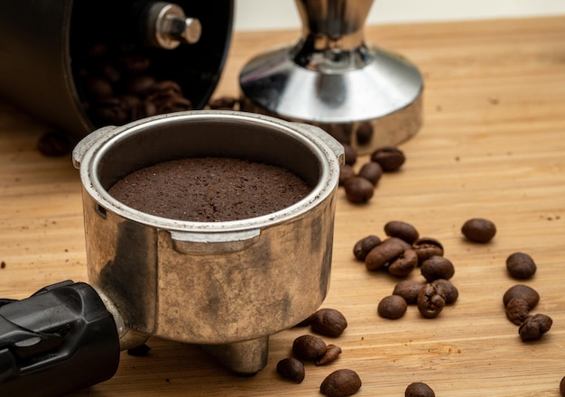 Komprimierter Kaffeesatz und formatiert durch Kaffeefilterhalter