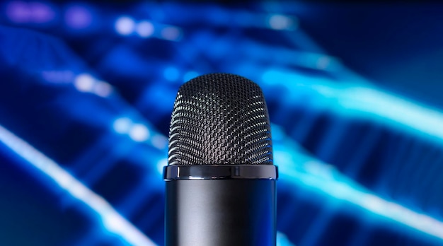 Kondensatormikrofon auf blauem Tech-Hintergrund Podcast-Konzept