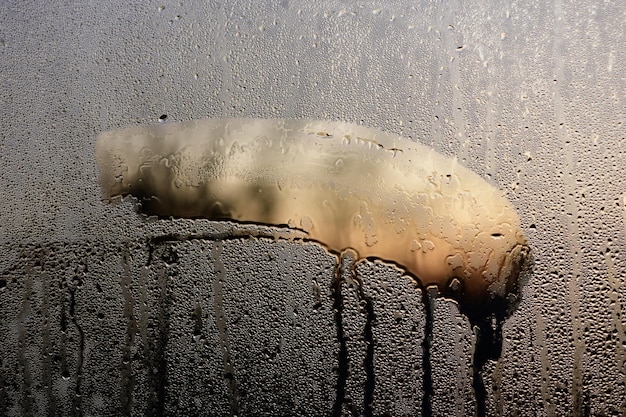 Foto kondenswasser auf dem fensterglas