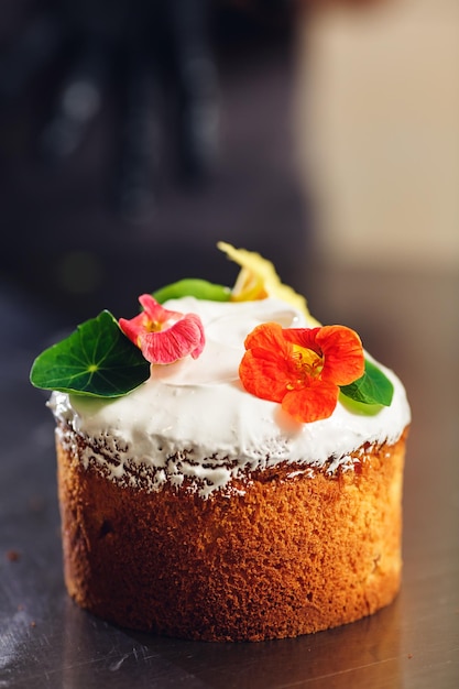 Konditor dekoriert Osterkuchen mit zarten Blumen.