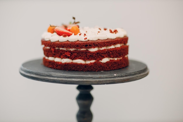 Konditor macht köstlichen roten Samtkuchen. Dessert kochen und dekorieren.