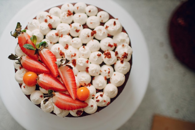 Konditor macht köstlichen roten Samtkuchen. Dessert kochen und dekorieren