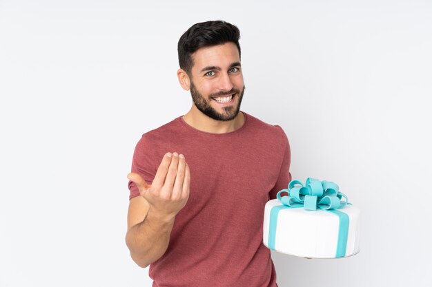 Konditor mit einem großen Kuchen auf weißer Wand, der einlädt, mit der Hand zu kommen.