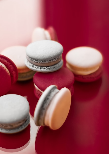 Konditorei und Branding-Konzept französische Makronen auf weinrotem Hintergrund Pariser schickes Café Dessert süße Speisen und Kuchen Macaron für Luxus-Süßwarenmarken-Urlaubshintergrunddesign