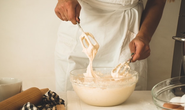 Konditorin bereitet Teig für Cupcakes vor