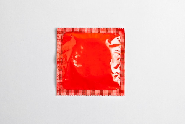 Kondom liegen auf gelbem Hintergrund das Konzept des sicheren Sex