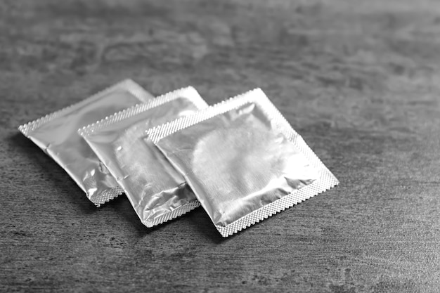 Kondome in Verpackungen. Safer-Sex-Konzept