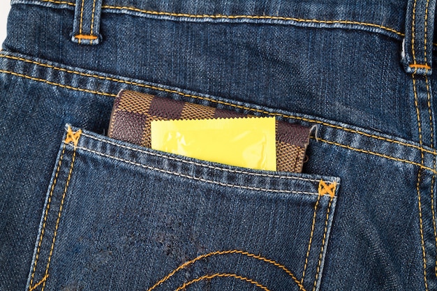 Kondome und Brieftasche in der Jeanstasche