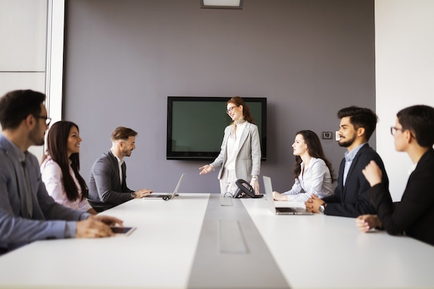 Konferenz für Unternehmer und Geschäftsleute im modernen Tagungsraum