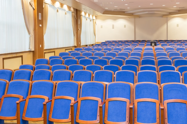 Konferenzsaal mit blauen Sitzen