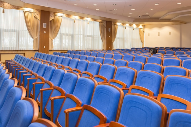 Konferenzsaal mit blauen Sitzen