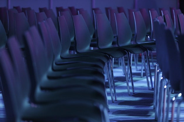 Konferenzsaal oder Seminarraum, leerer Platz im Auditorium oder Saal oder Klassenzimmer.