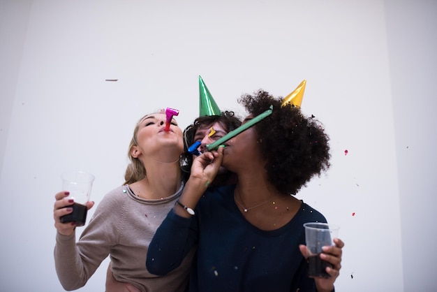 konfetti-party fröhliche junge leute feiern silvester beim tanzen und haben spaß zu hause