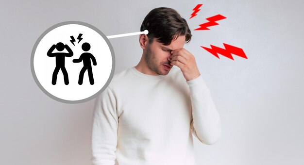 Konflikt am Arbeitsplatz oder in der Familie Der Mann leidet an starken Kopfschmerzen verzweifelt gestresst Schmerzen Migräne Drücken der Finger mit geschlossenen Augen auf die Nase Ungesund und verärgert Mann Geschäftsprobleme.
