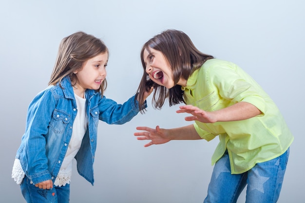 Konflikt zwischen Schwestern, jüngere Schwester zieht die Haare ältere Schwester.