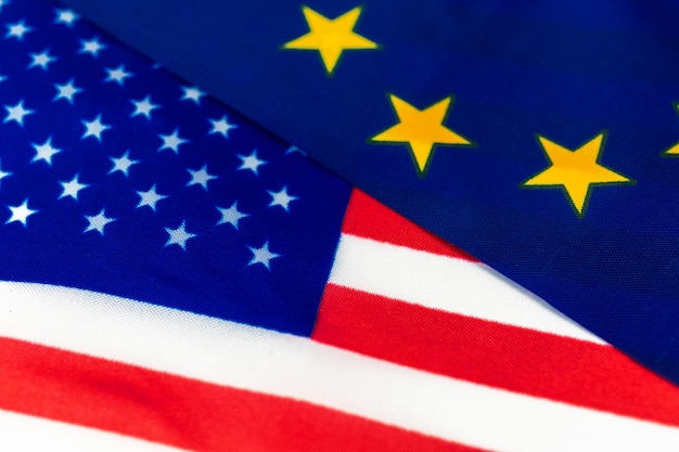 Konfliktkonzept zwischen den USA und der Europäischen Union. Flaggen der Vereinigten Staaten von Amerika und Europas. Foto Wirtschaft und Politik