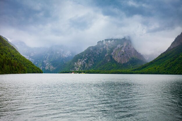 Foto el konigssee es un lago natural en el sureste del distrito de berchtesgadener land del estado de baviera en alemania