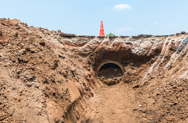 Konkrete Entwässerungs-Rohr auf einer Baustelle