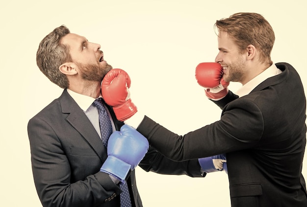 Foto konkurrenten von geschäftspartnern kämpfen mit boxhandschuhen in formeller kleidung isoliert auf weißem wettbewerb