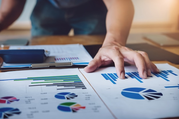 Ökonom, der Aktienbestellungsdiagramm-Dokument-Kaufauftrag im Marktbestand analysiert.