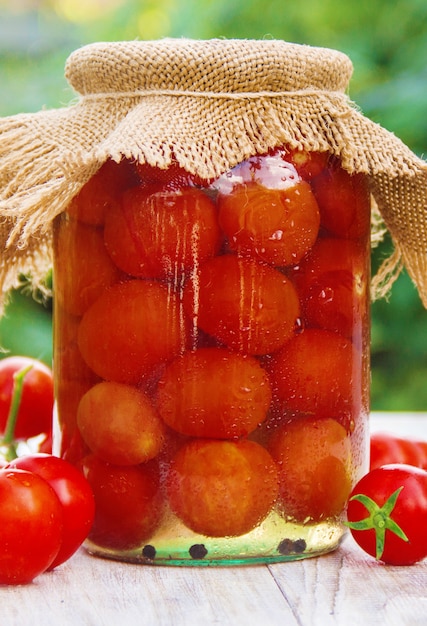 Konservierte Tomaten in Dosen. Tiefenschärfe. Natur.