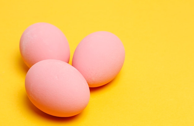 Konserviertes Ei auf gelbem Hintergrund, asiatisches traditionelles Lebensmittel, rosa Ei.