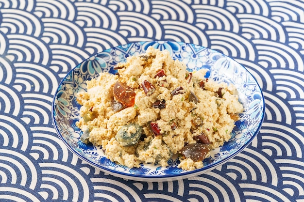 Konserviertes Tofu aus Eiern auf blauem Hintergrund