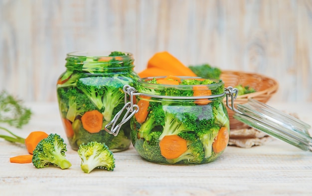 Konservierung von Brokkoli mit Karotten in Gläsern