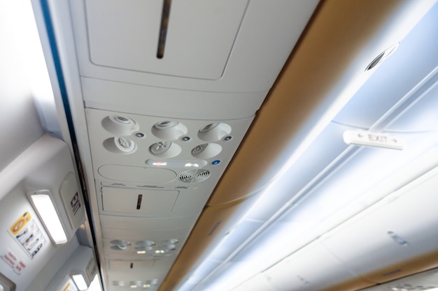 Konsole zur Belüftungs- und Beleuchtungssteuerung im Passagiersitz in der Flugzeugkabine