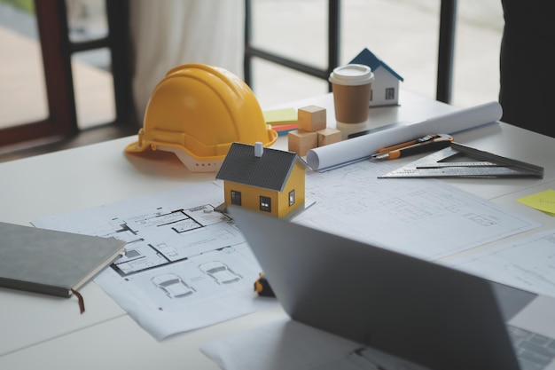 Konstruktions- und Strukturkonzept eines Ingenieur- oder Architektentreffens für die Projektarbeit mit Partnern und Ingenieurtools für Modellbau und Bauplan im Bauvertrag für beide Unternehmen
