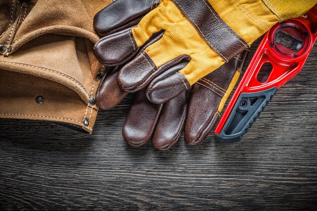 Konstruktionsebene Paar Schutzhandschuhe aus Leder Werkzeuggürtel auf Holzbrett