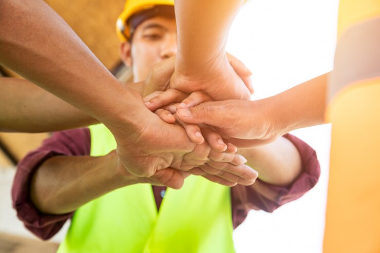 Foto [konstruktionsteamarbeit] ein team von ingenieuren und architekten arbeitet zusammen, um erfolgreiche projekte zu erstellen. teamwork-konzept.