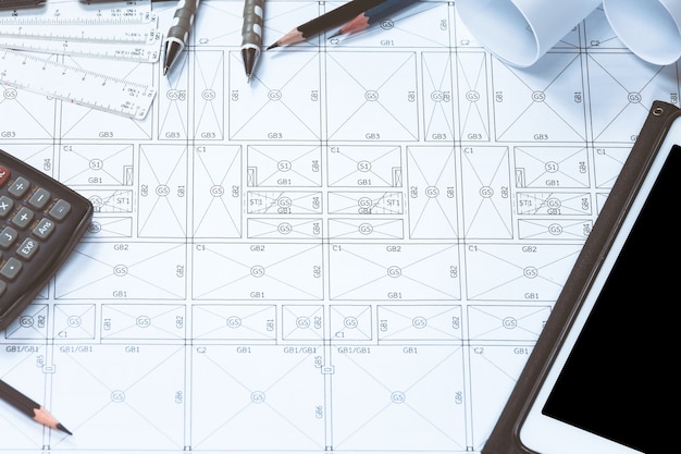 Konstruktionszeichnungen und Bauplanwerkzeuge auf Schreibtisch