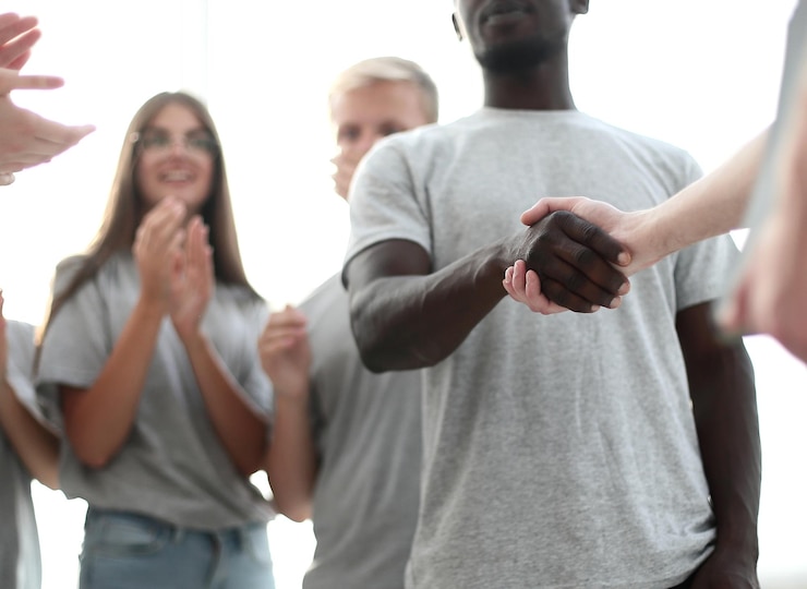 Foto kontaktgruppe junger leute, die ihrem trainer applaudieren