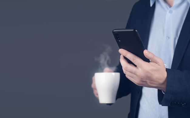 KONTAKTIEREN SIE UNS Geschäftsmann mit Handy mit Mail Telefon E-Mail-Symbol und Tasse Kaffee Kunden-Support-Konzept Hand Geschäftsmann mit mobilem Smartphone-Kunden-Support-Konzept