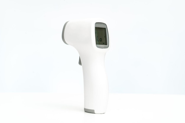 Kontaktloses elektronisches Thermometer auf weißem Hintergrund. Messgerät zur Messung der Körpertemperatur. Hausapotheke. Verkauf von medizinischen Produkten für den Heimgebrauch.