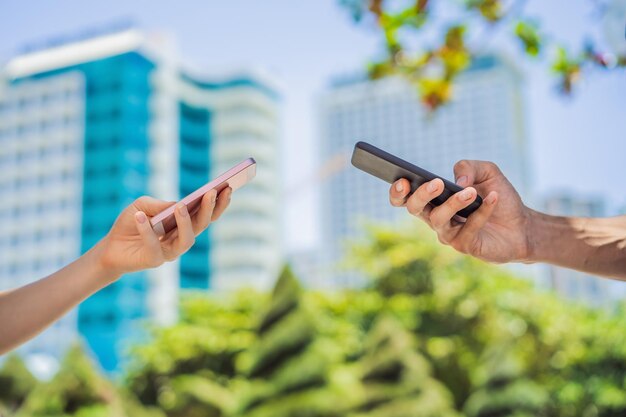 Kontaktverfolgungs-App COVID19-Pandemie Coronavirus-Mobilanwendung Menschen mit Gesichtsmaske nutzen Smartphone-App in der Stadtstraße, um die Kontaktverfolgung als Reaktion auf die Coronavirus-Pandemie 201920 zu unterstützen