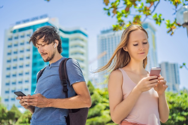 Kontaktverfolgungs-App COVID19-Pandemie Coronavirus-Mobilanwendung Menschen mit Gesichtsmaske nutzen Smartphone-App in der Stadtstraße, um die Kontaktverfolgung als Reaktion auf die Coronavirus-Pandemie 201920 zu unterstützen