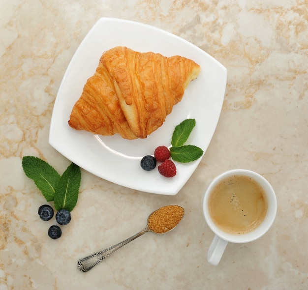 Kontinentales Frühstück mit Croissants