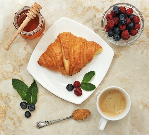 Kontinentales Frühstück mit Croissants