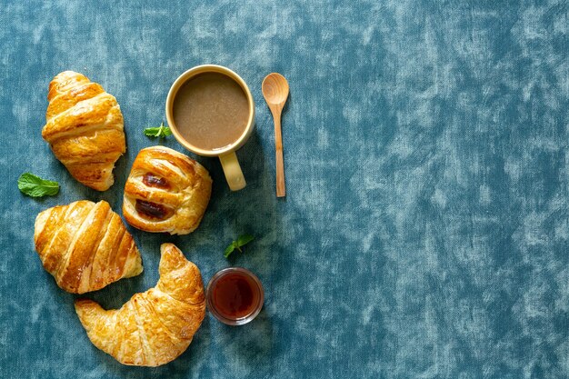 Kontinentales Frühstück mit frischen Croissants, Orangensaft und Kaffee selektiver Fokus