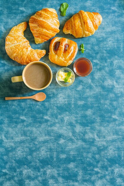 Kontinentales Frühstück mit frischen Croissants, Orangensaft und Kaffee selektiver Fokus