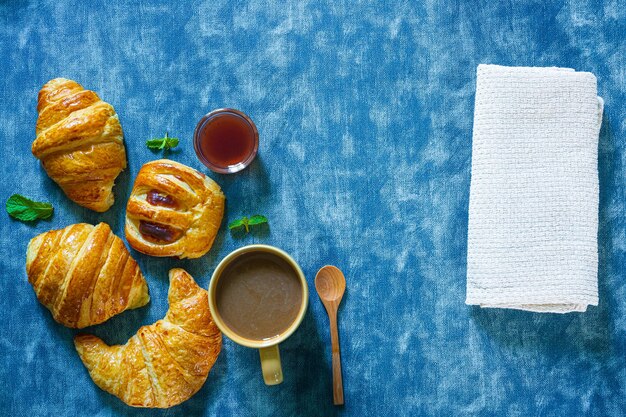 Kontinentales Frühstück von oben aufgenommen Draufsicht flach Kaffee-Orangensaft-Croissants