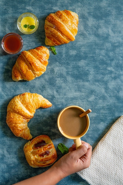 Kontinentales Frühstück von oben aufgenommen Draufsicht flach Kaffee-Orangensaft-Croissants