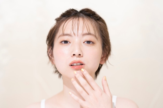 Kontrastreiche Beleuchtung mit junger asiatischer Frau mit Make-up