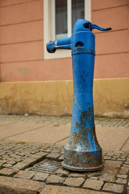 Konty Wroclaw Bomba de água doce manual velha no centro da cidade