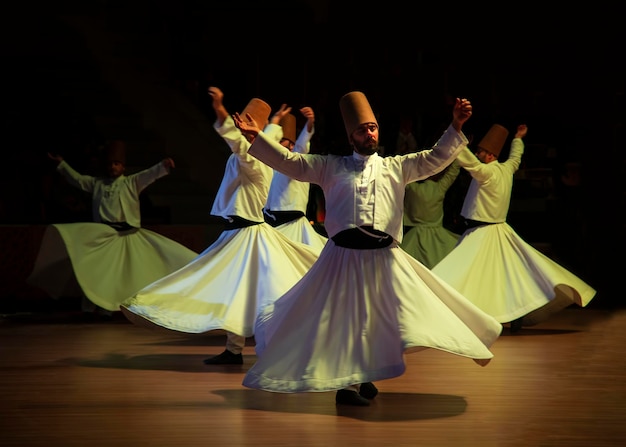 Konya - Turquia, 19 de novembro de 2022, danças Sufi dervixe rodopiante (Semazen) no Centro Cultural Mevlana. Semazen transmite o dom espiritual de Deus para aqueles que estão testemunhando o ritual.