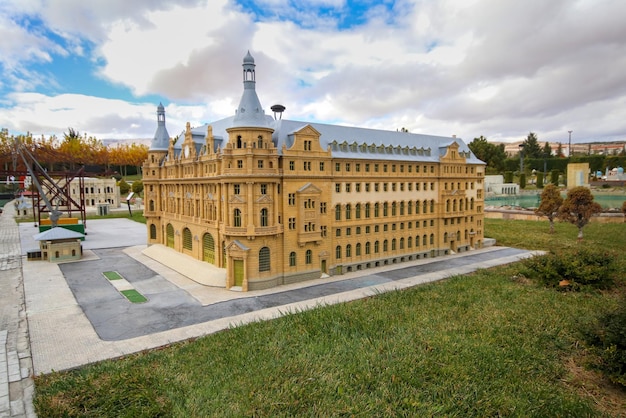 Konya - Turquia, 19 de novembro de 2022, Miniaturas realistas em Konya 80 Binde Devr-i Alem Parki. Construção em miniatura da estação de Haydarpasa.