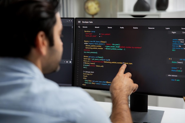 Konzentration auf smarte IT-Entwickler, die auf zwei PC-Bildschirmen arbeiten